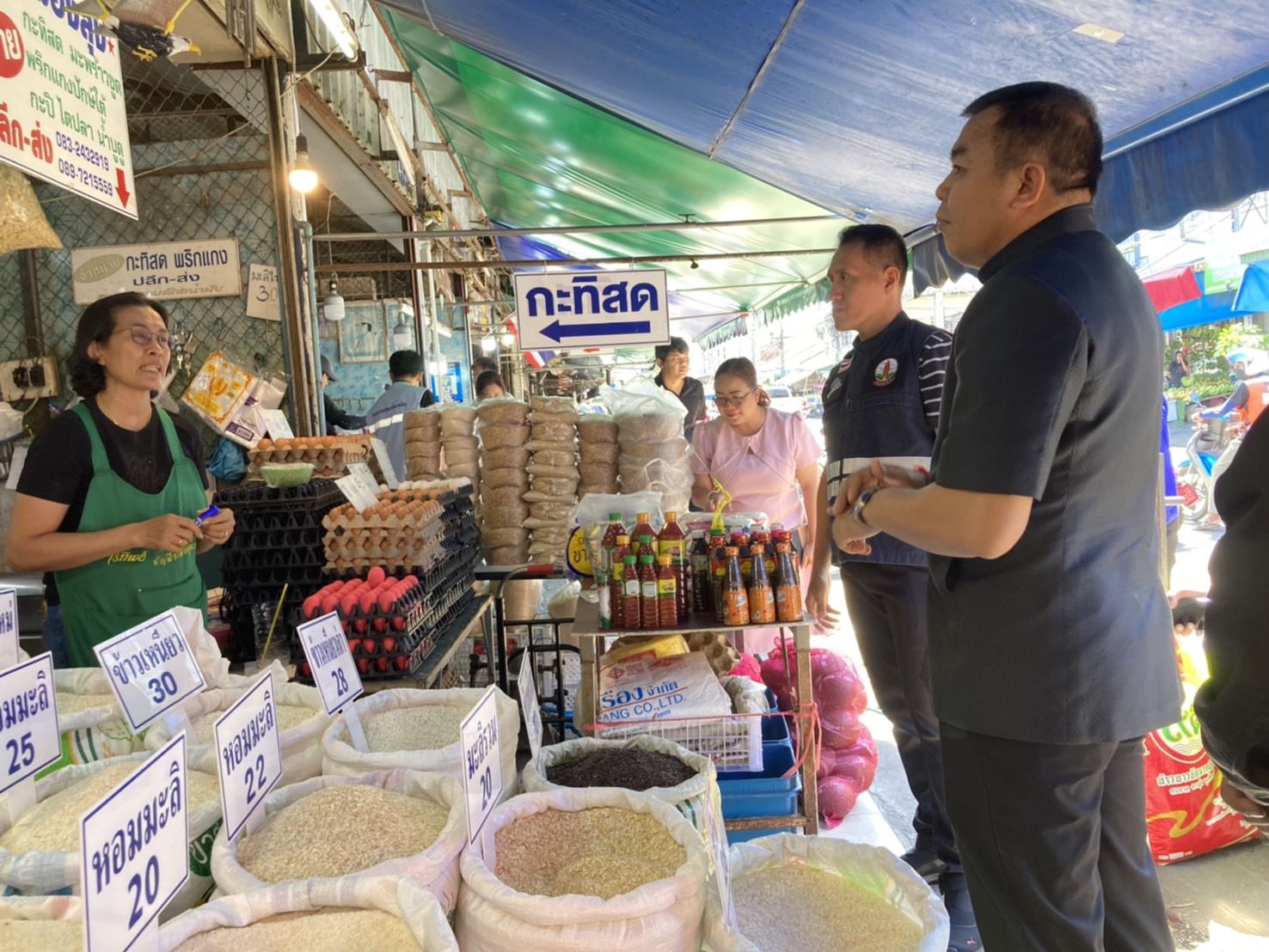 ชุดเคลื่อนที่เร็วจังหวัดศรีสะเกษ ลงพื้นที่ตรวจติดตามสถานการณ์จำหน่ายสินค้าอุปโภคบริโภค เพื่อป้องกันการเอาเปรียบผู้บริโภคในช่วงสภาวะตลาดโลกผันผวน