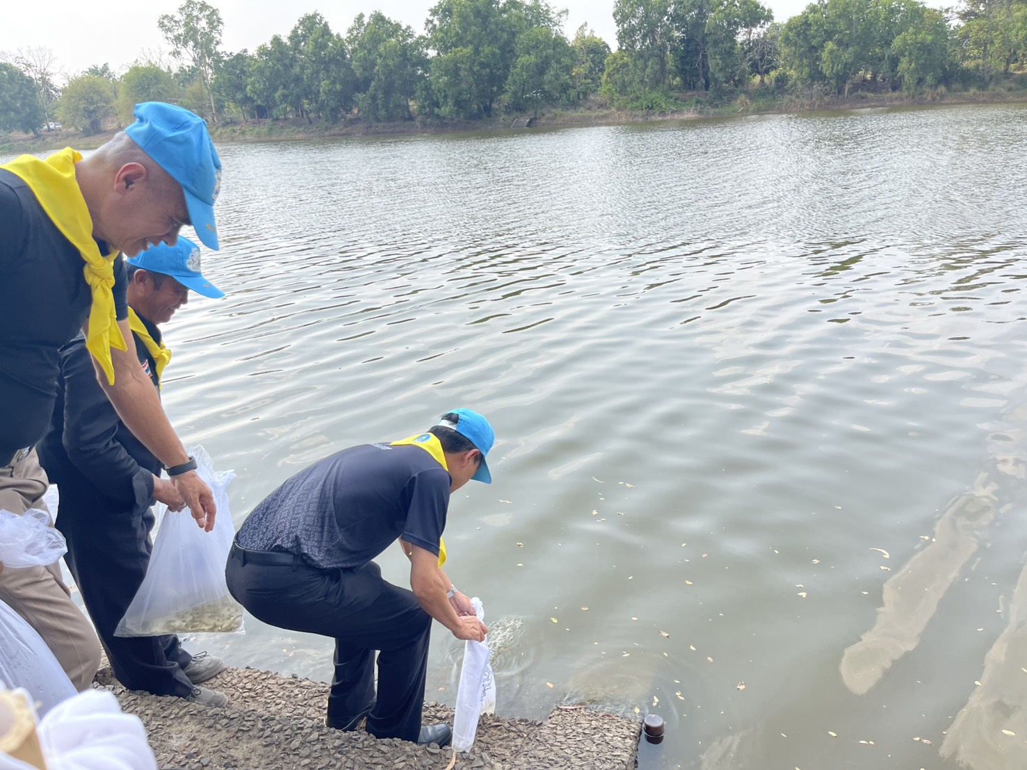 ผู้ว่าฯ ศรีสะเกษ นำพสกนิกรจัดกิจกรรมจิตอาสาพัฒนา ปรับปรุงภูมิทัศน์และปล่อยพันธุ์ปลา เนื่องในโอกาสวันสำคัญของชาติไทย